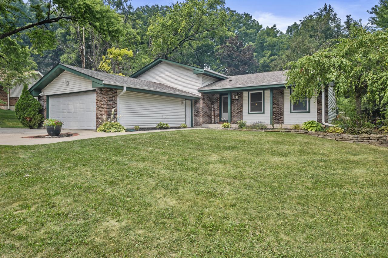 2816 Woodridge Ct, Waukesha, WI 53188