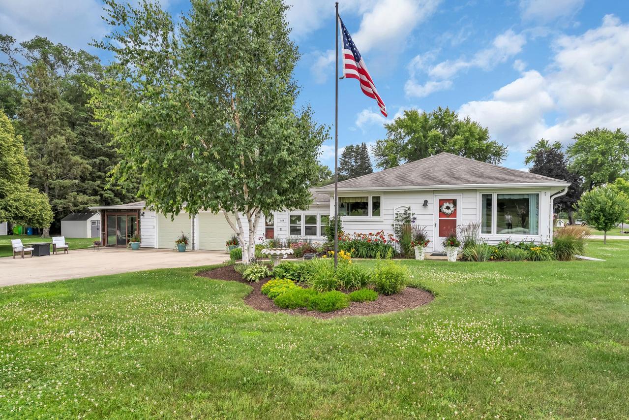 104 Homestead Rd, Delavan, WI 53115