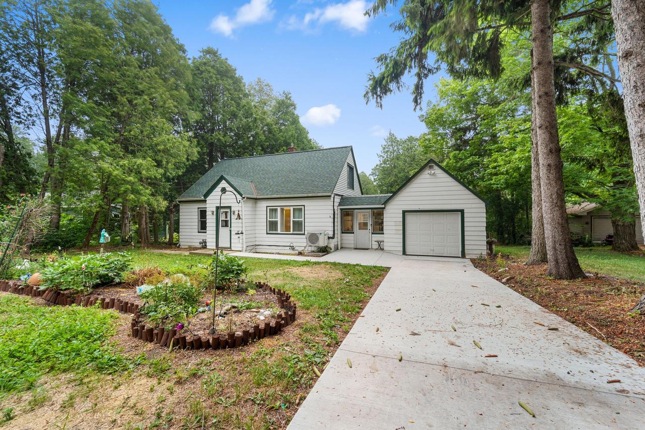 1900 Edgewater Dr, Grafton, WI 53024