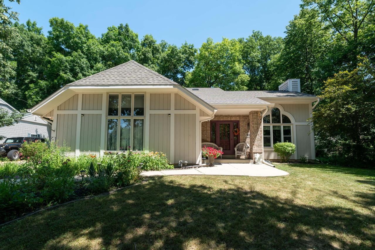 9380 S 15th Ave, Oak Creek, WI 53154