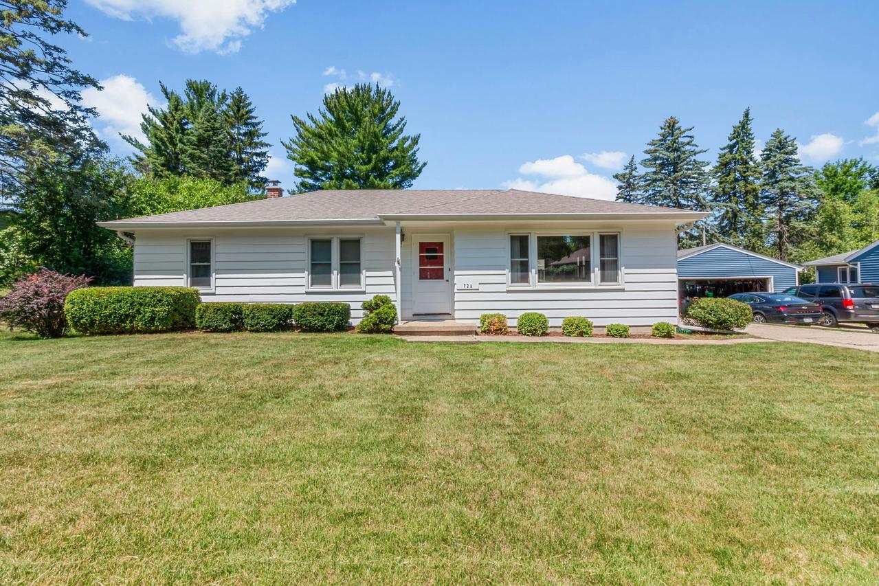 726 N Glenn Dr, Waukesha, WI 53188