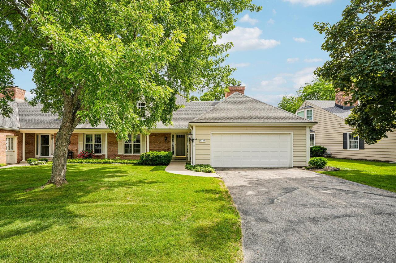 937 W Shaker Cir, Mequon, WI 53092