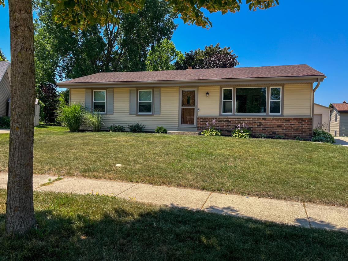 8642 S Fenway Ct, Oak Creek, WI 53154