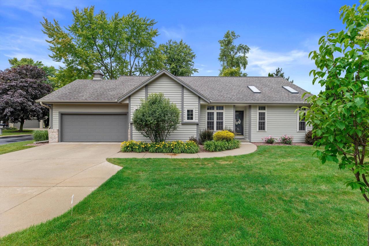 W232N3080 Emerald Ln #B, Pewaukee, WI 53072