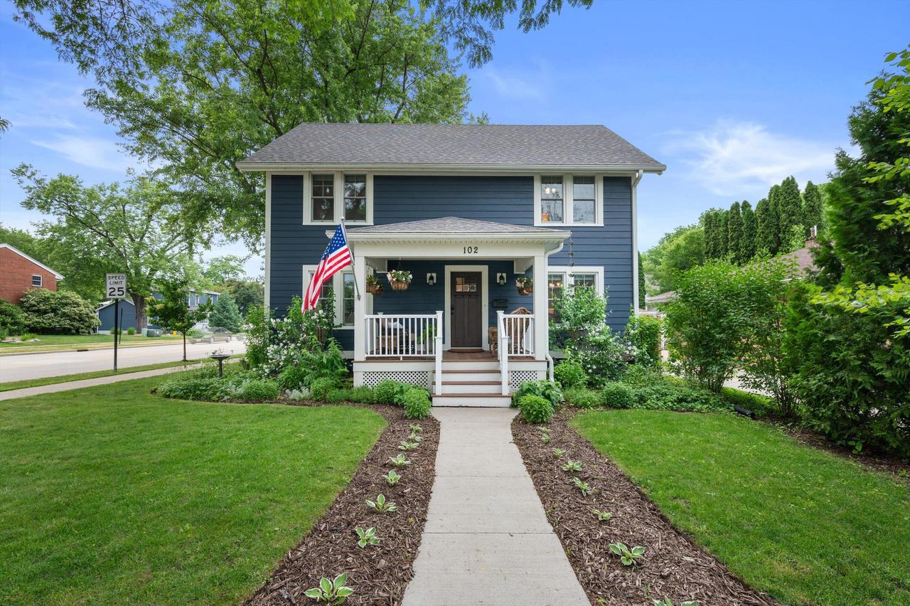 102 Woodland Ln, Oconomowoc, WI 53066