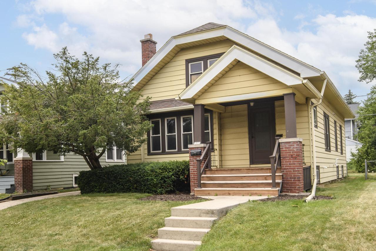 1971 S 81st St, West Allis, WI 53219