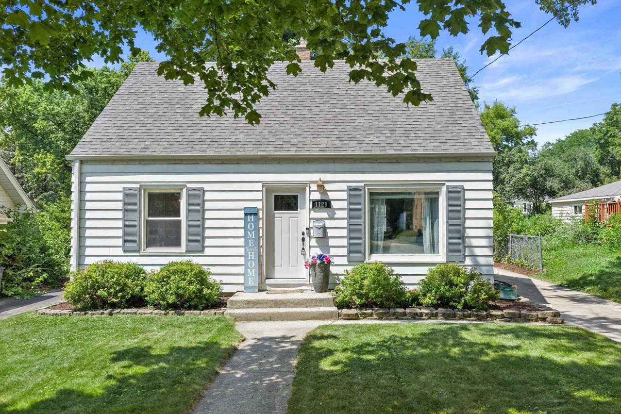 1128 Lindbergh Ave, Waukesha, WI 53188