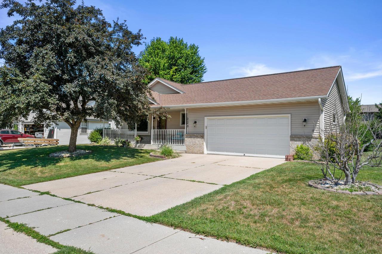 220 Whisper Ln, Kewaskum, WI 53040