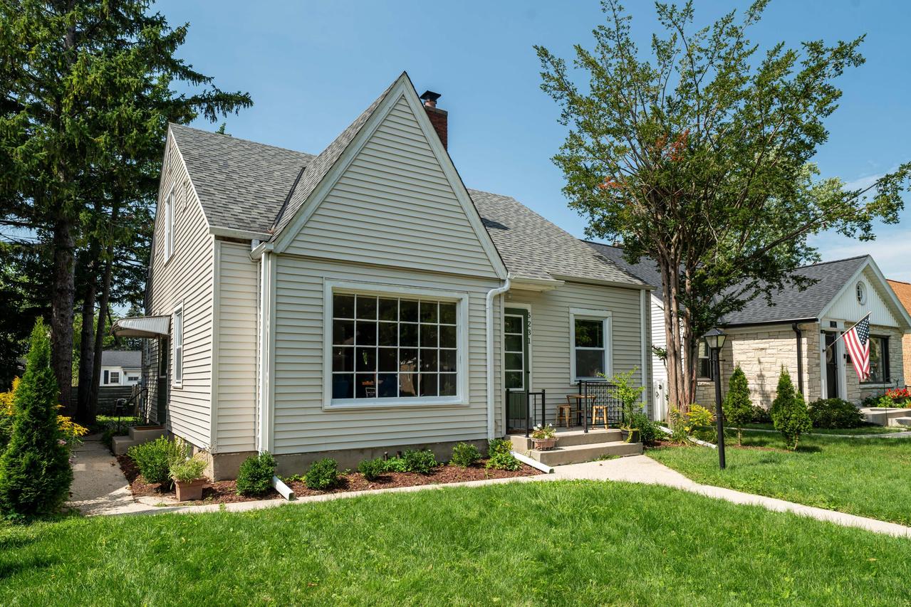 5231 N Bay Ridge, Whitefish Bay, WI 53217