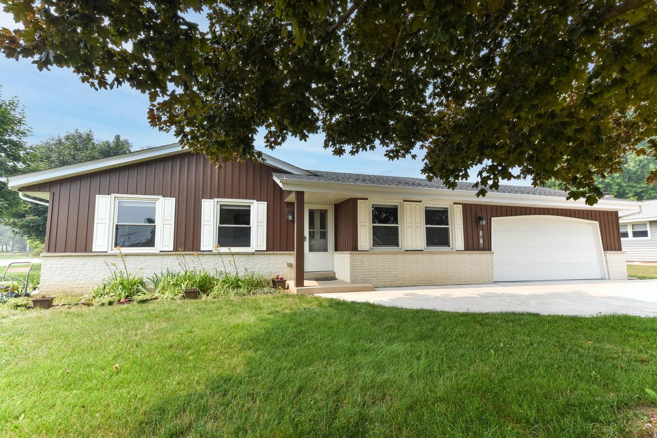 1818 Woodridge Rd, West Bend, WI 53095