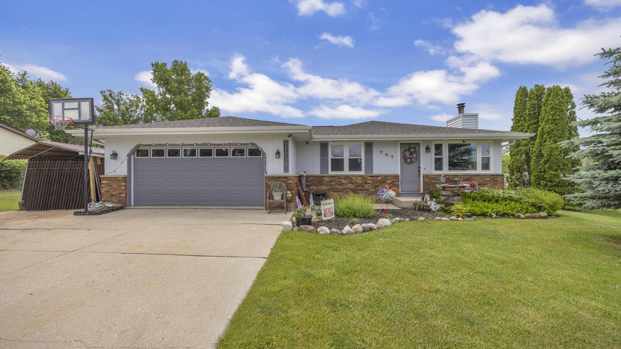 707 Goldfinch Ln, Howards Grove, WI 53083