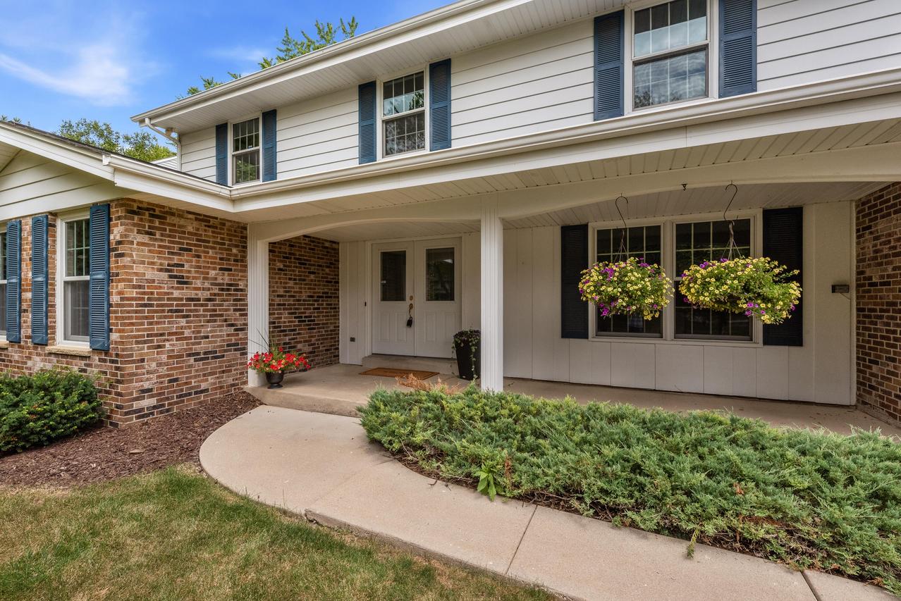 10312 N Versailles Ct, Mequon, WI 53092
