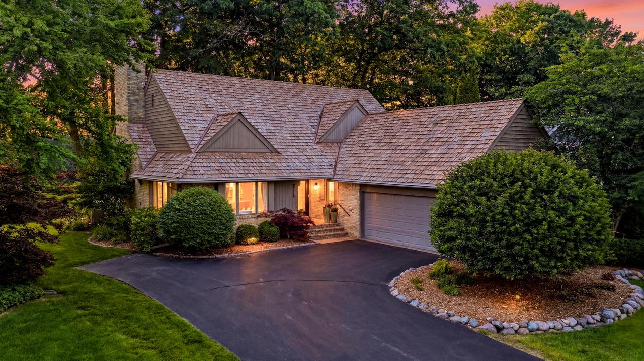 12337 N Fairway Heights, Mequon, WI 53092