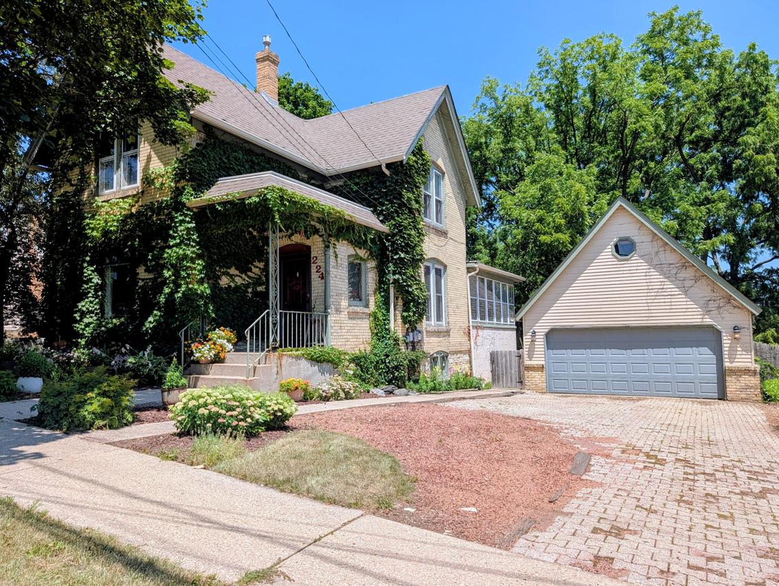 224 Amanda St, Burlington, WI 53105