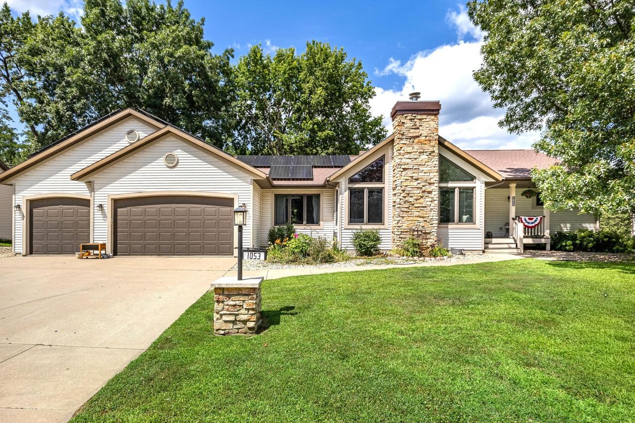 1053 Canary Ln, Onalaska, WI 54650