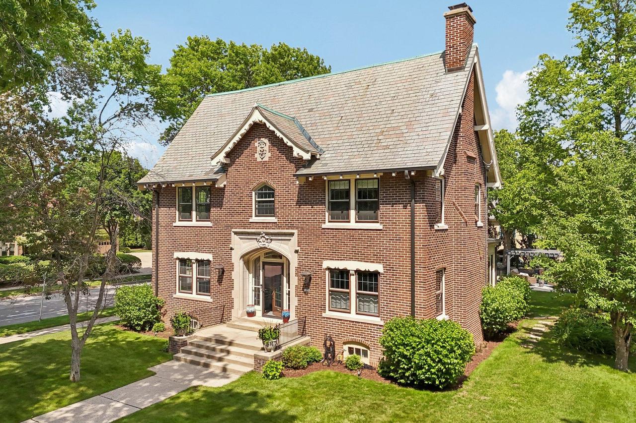 3494 N Shepard Ave, Milwaukee, WI 53211