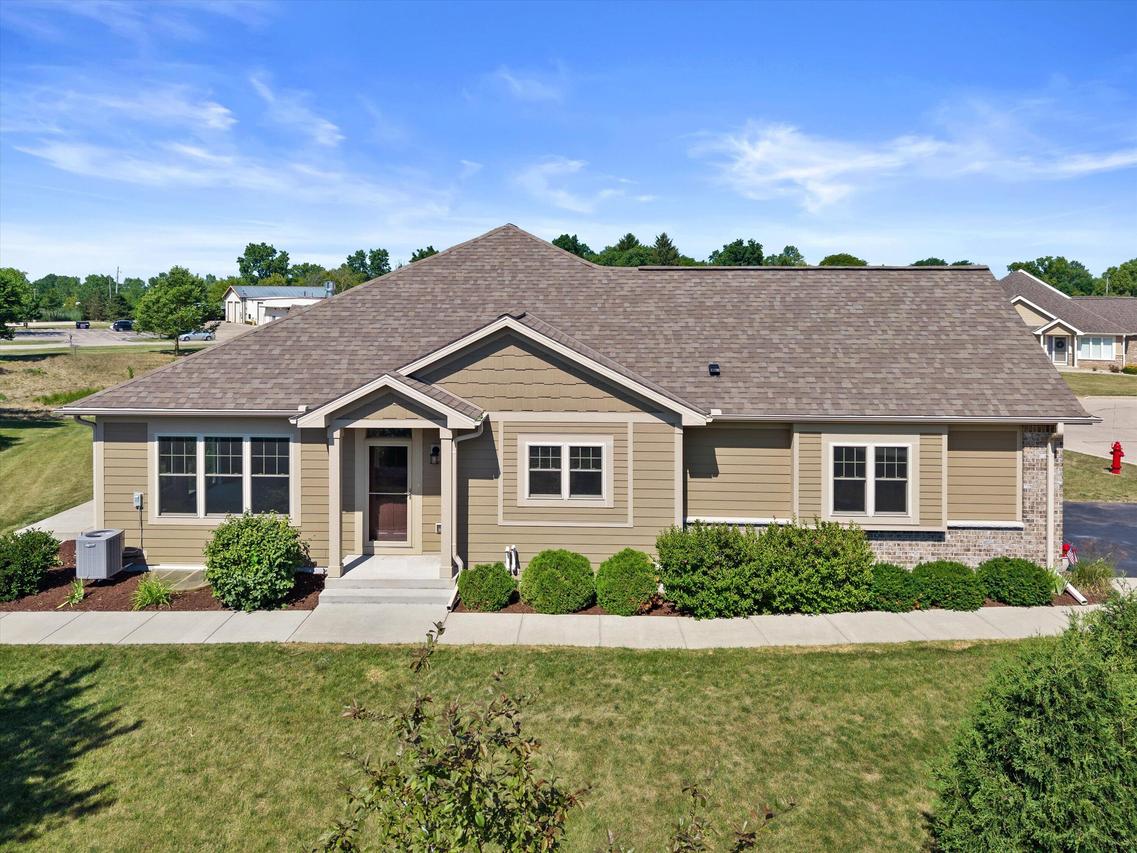 16791 W Wynfield Ct, New Berlin, WI 53151