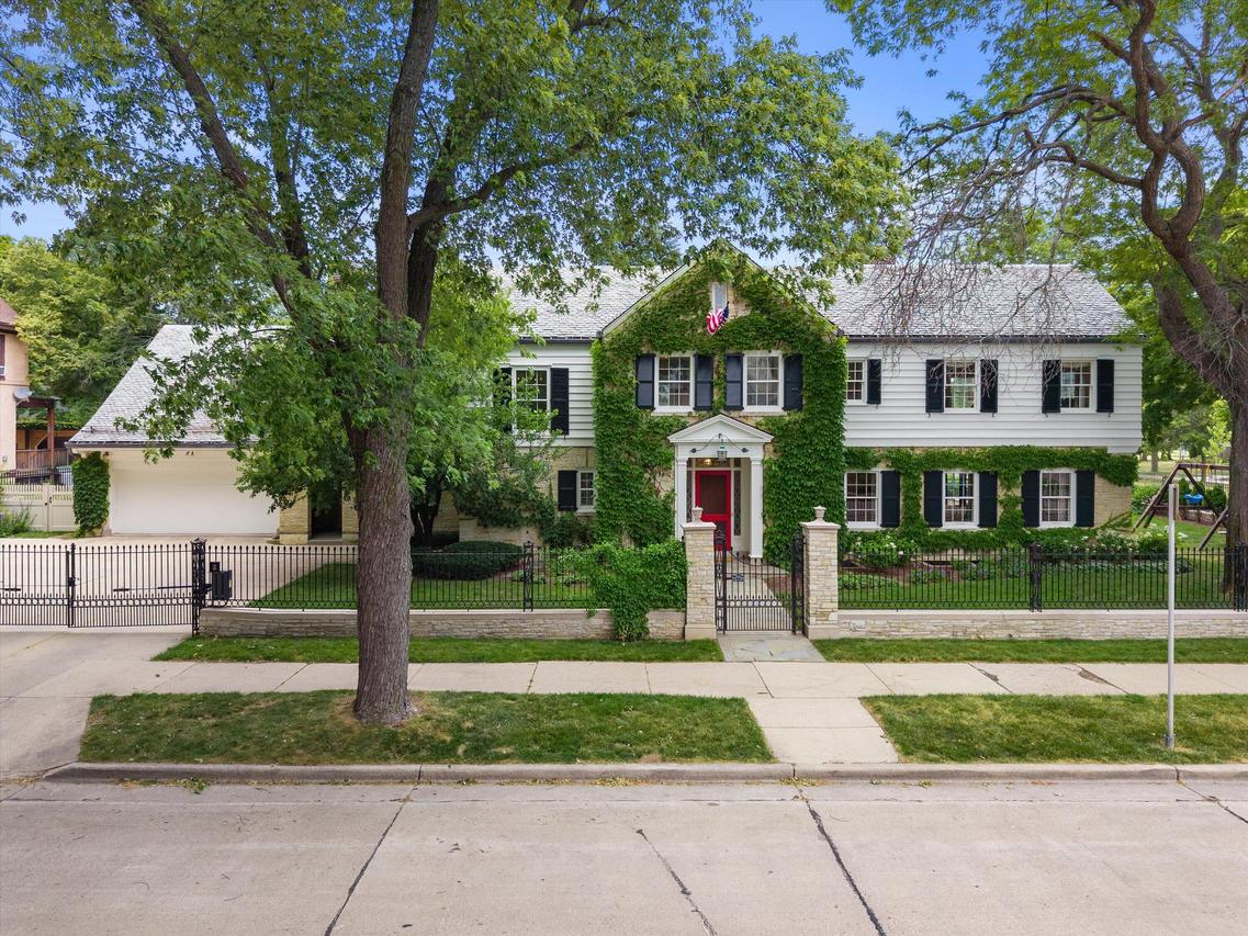 2808 N Shepard Ave, Milwaukee, WI 53211