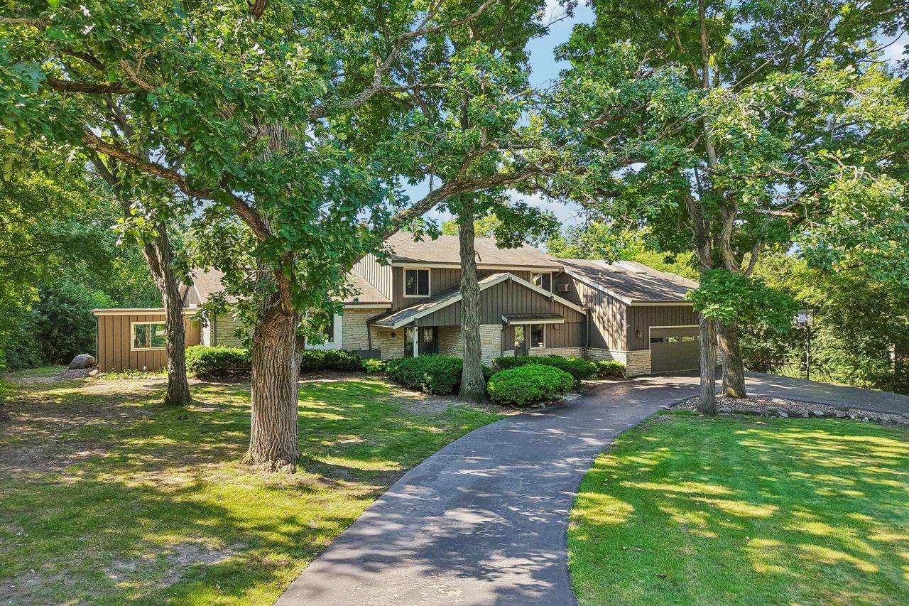 S23W26149 Canterbury Ln, Waukesha, WI 53188