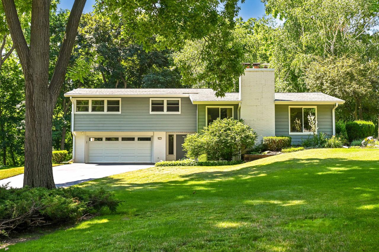 955 Katherine Dr, Elm Grove, WI 53122