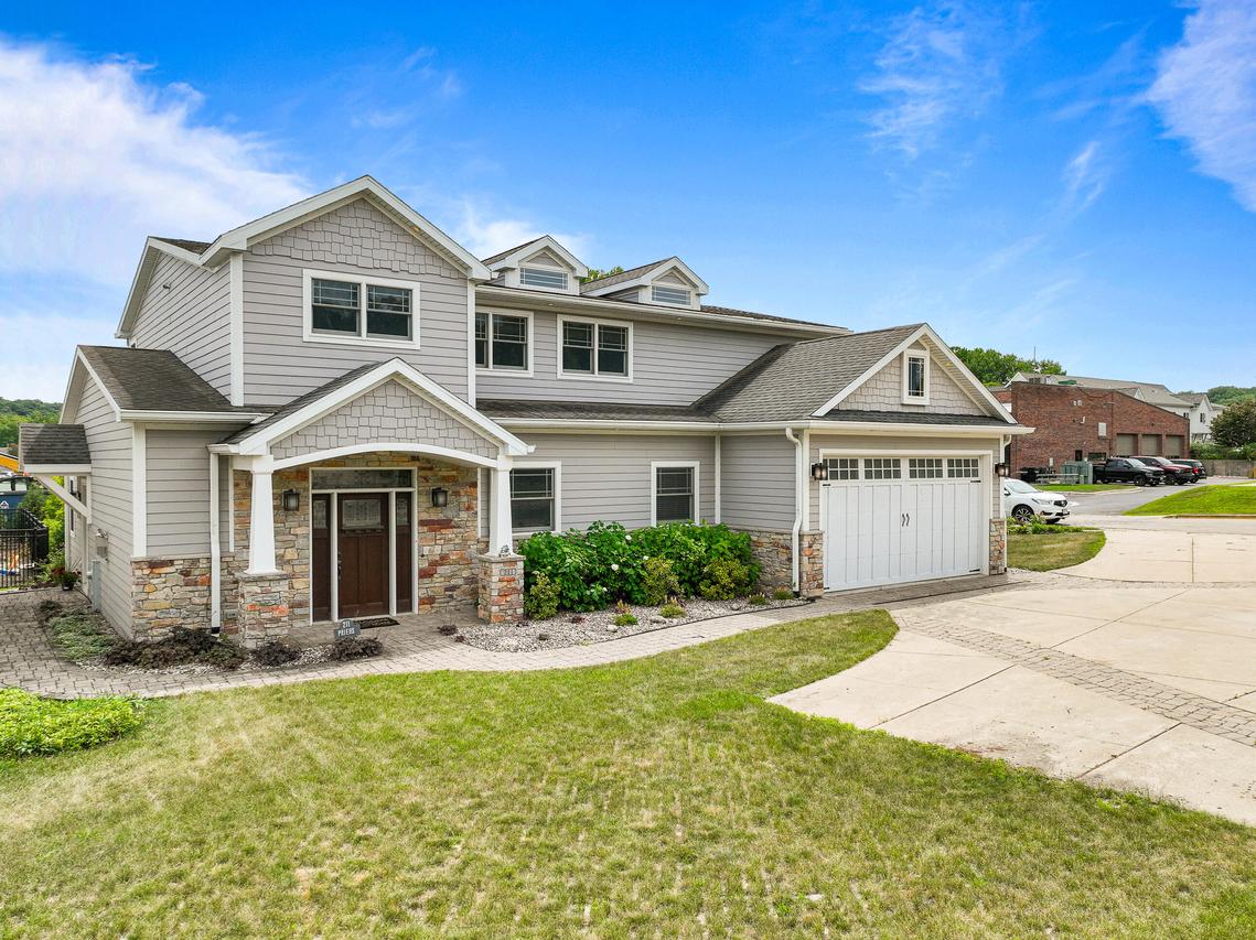 211 3rd Ave, Fontana, WI 53125