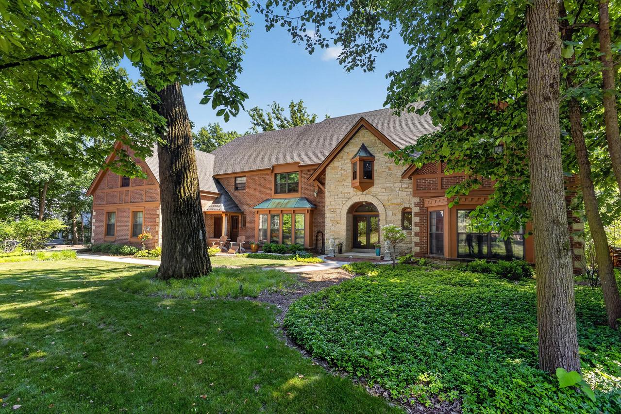 225 E Ravine Baye Rd, Bayside, WI 53217