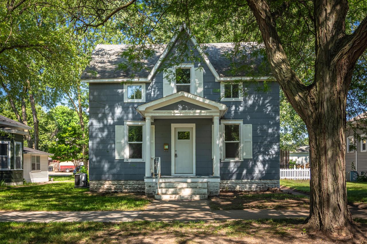 1512 Charles St, La Crosse, WI 54603