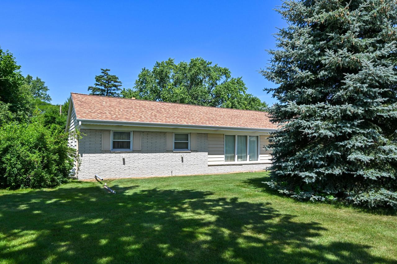 8048 N Greenview Ct, Brown Deer, WI 53223