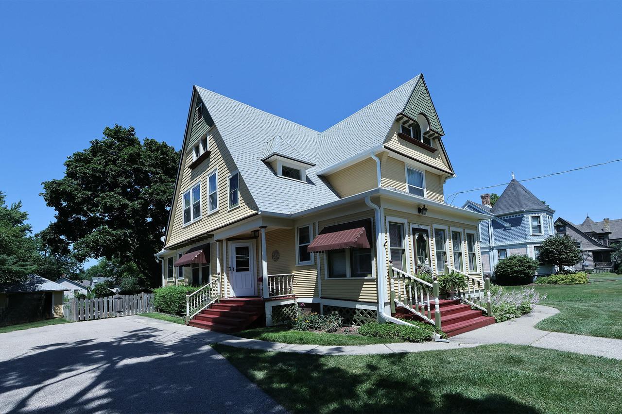 121 Grace St, Sharon, WI 53585