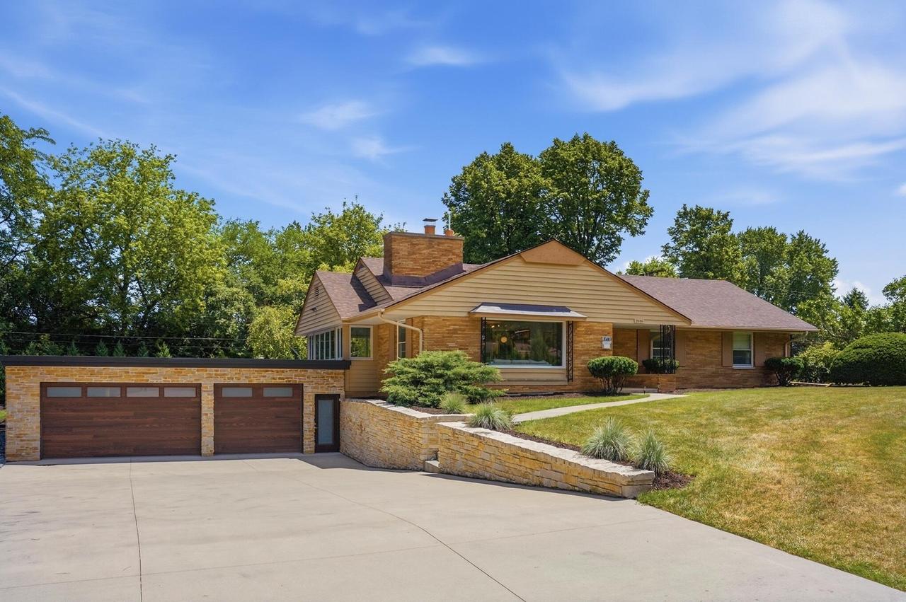 3580 Sunny Crest Dr, Brookfield, WI 53005