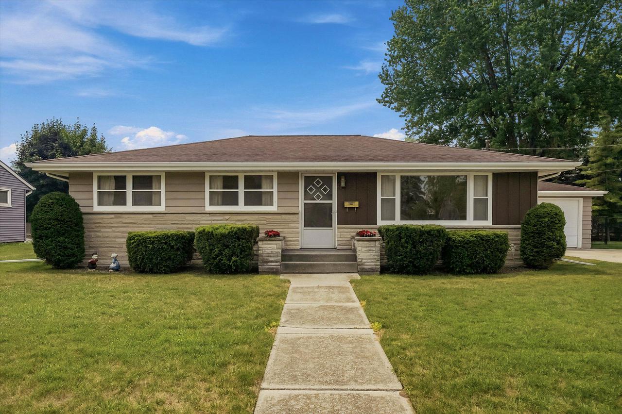 809 New York Ave, Oostburg, WI 53070