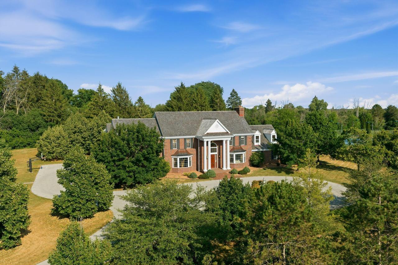 9010 N Upper River, River Hills, WI 53217