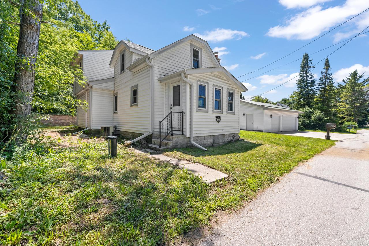 3541 Circle Dr, Richfield, WI 53033