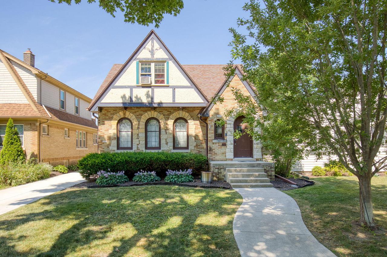 2571 N 62nd St, Wauwatosa, WI 53213