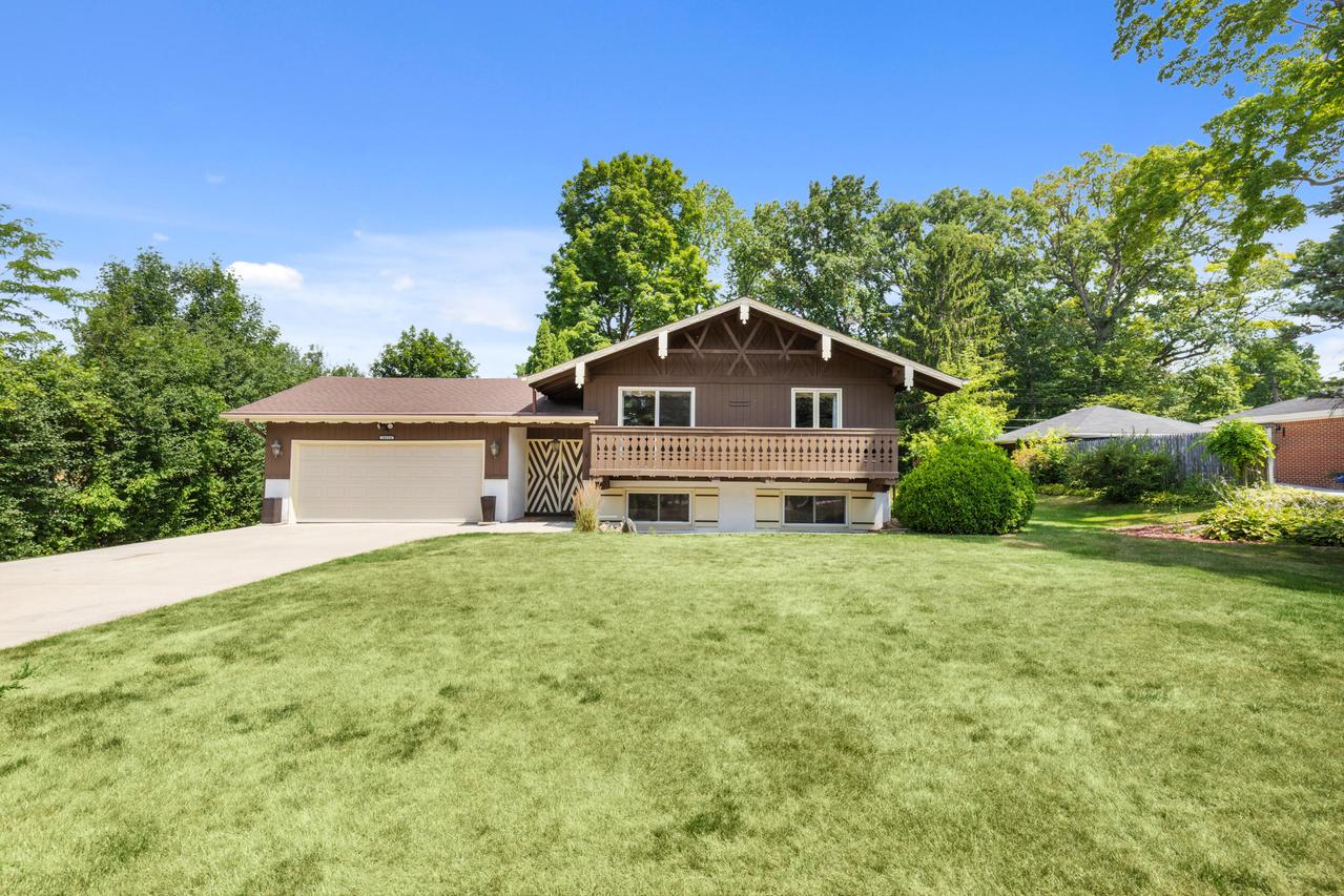 14614 W Woodland Dr, New Berlin, WI 53151