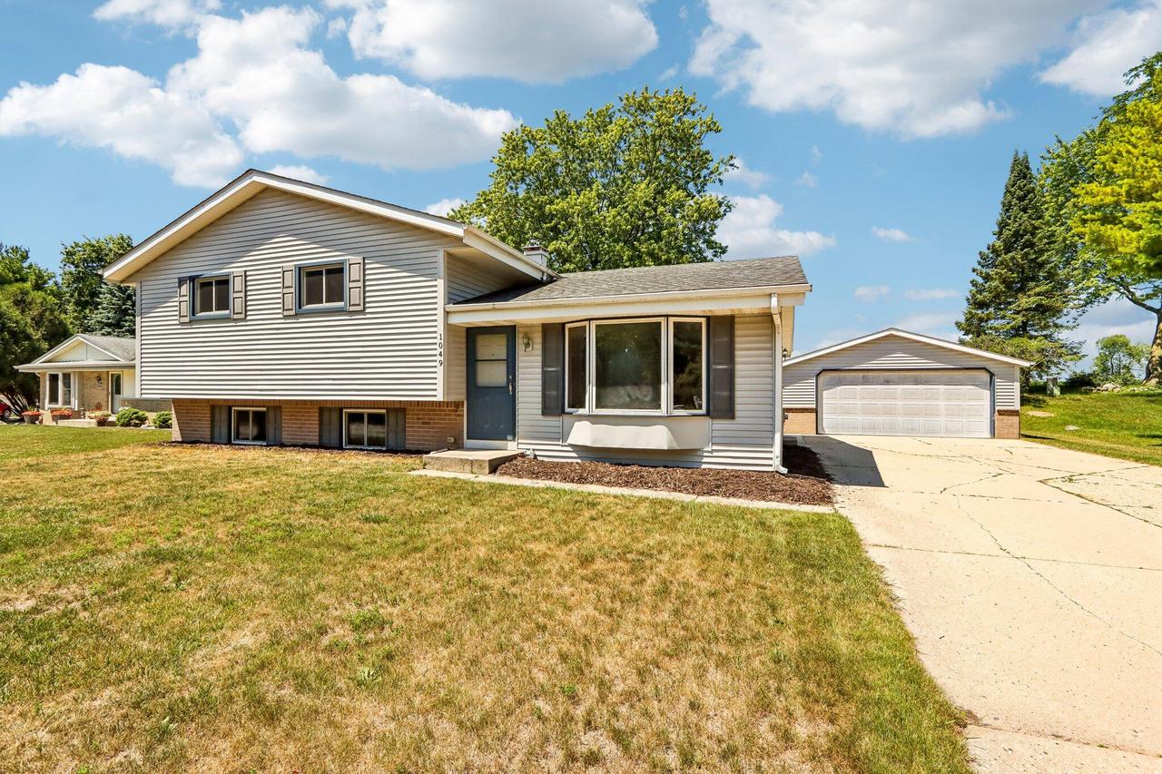 1049 S Glencrest Ct, Saukville, WI 53080