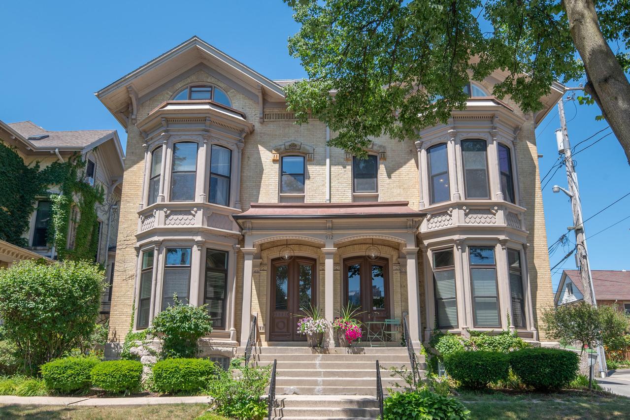 912 E Pleasant St #4, Milwaukee, WI 53202