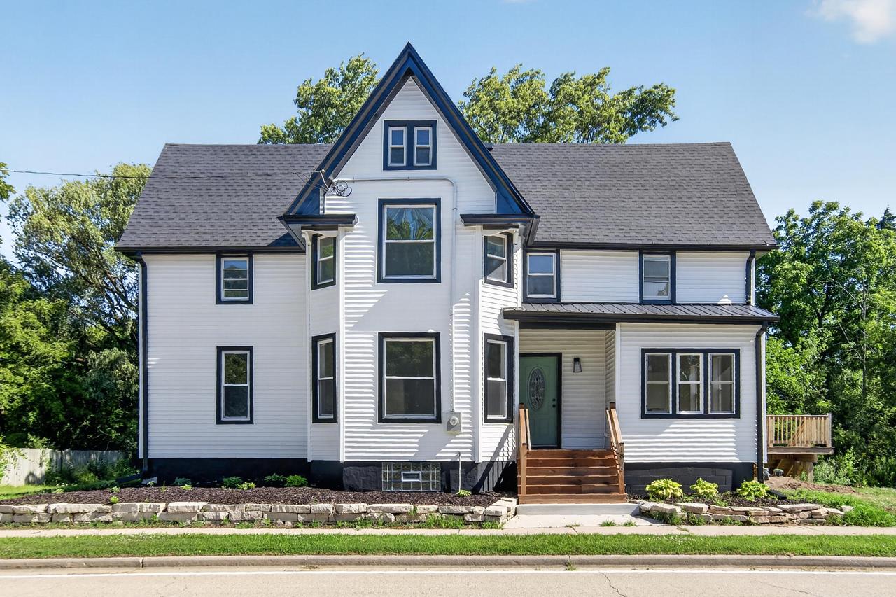 1836 W Mequon Rd, Mequon, WI 53092
