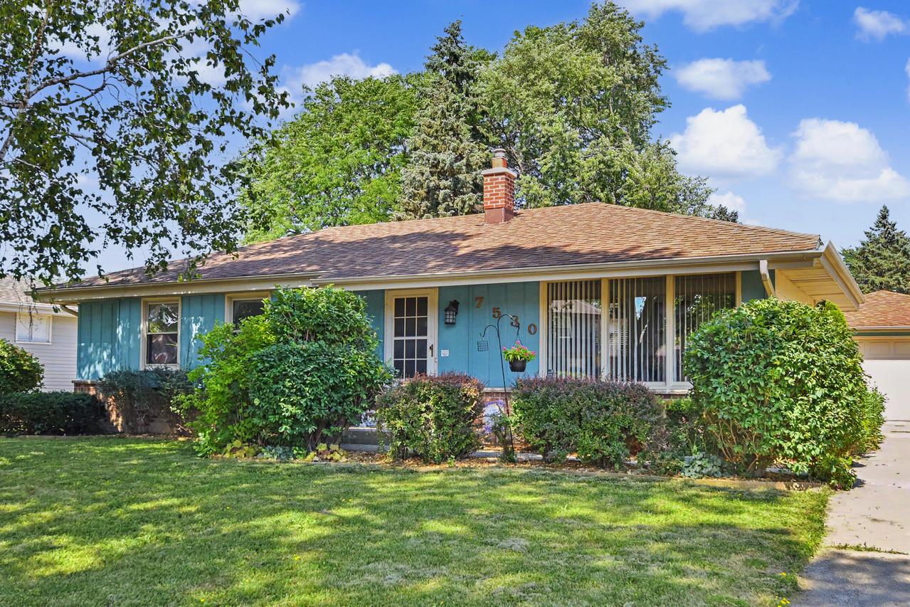 7530 S Quincy Ave, Oak Creek, WI 53154