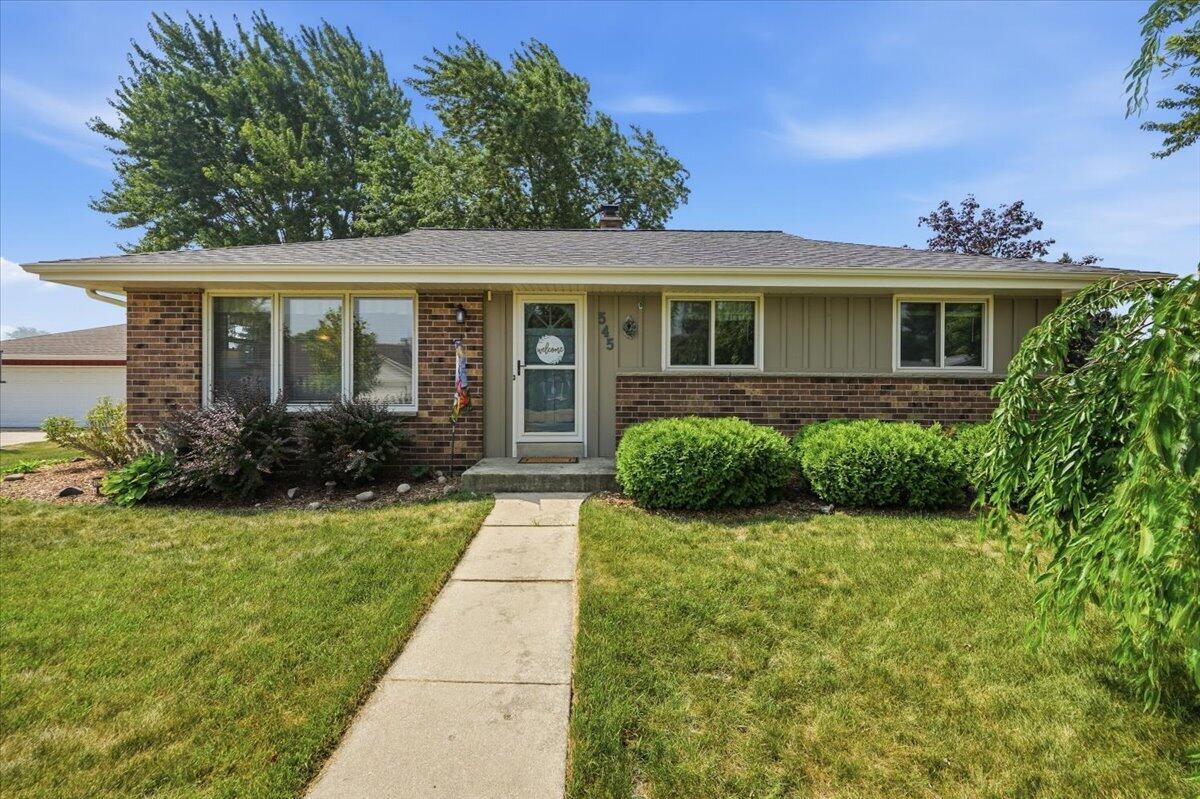 545 E Estates Pl, Oak Creek, WI 53154