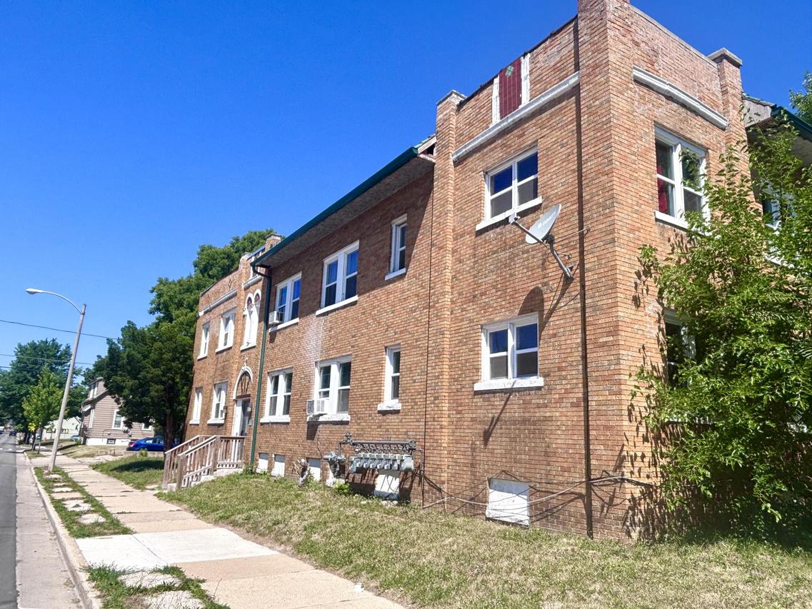 2208 W Locust St, Milwaukee, WI 53206