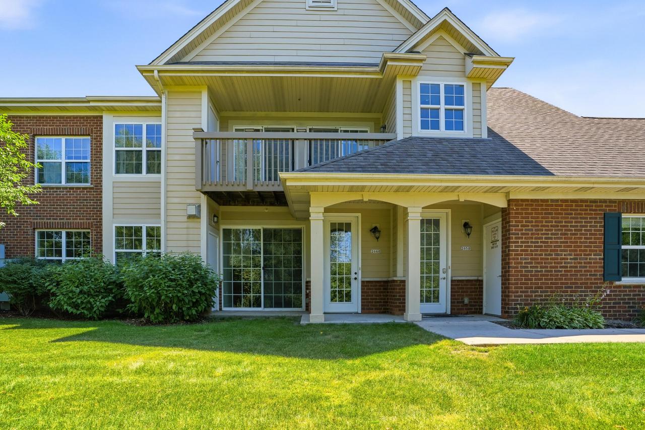 2660 W Colonial Woods Dr, Oak Creek, WI 53154