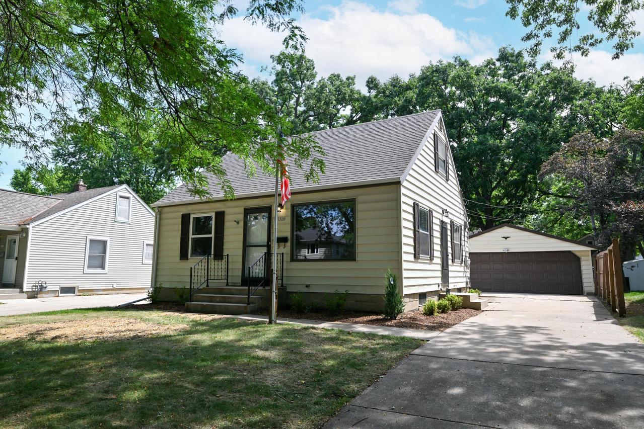 1020 S 111th St, West Allis, WI 53214