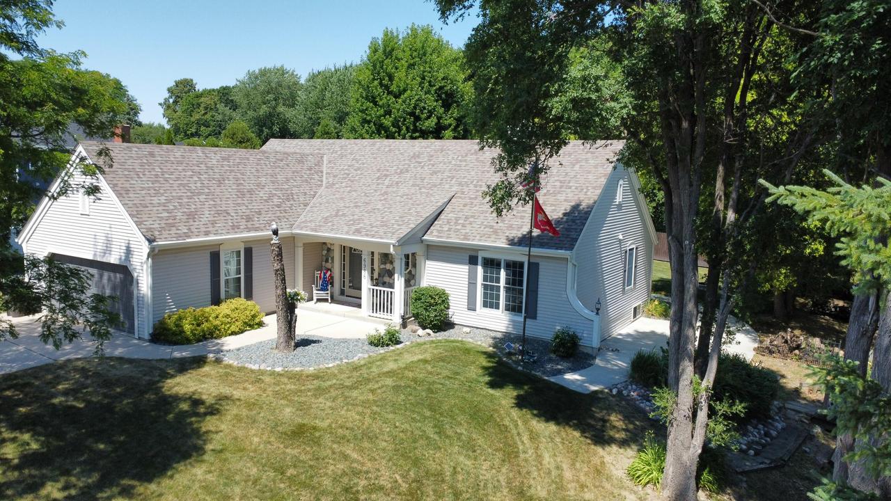 6988 W Southview Dr, Franklin, WI 53132