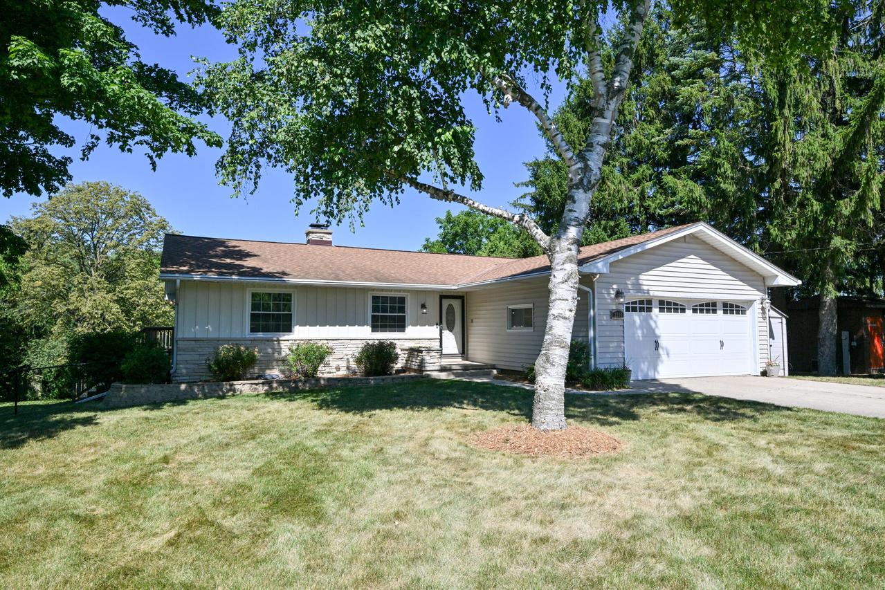 2204 Oakdale Dr, Waukesha, WI 53189