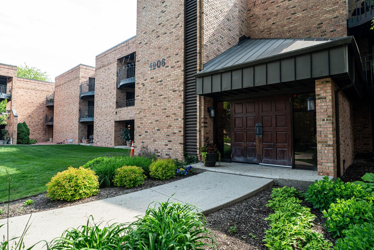 1906 E Shorewood Blvd #163, Shorewood, WI 53211
