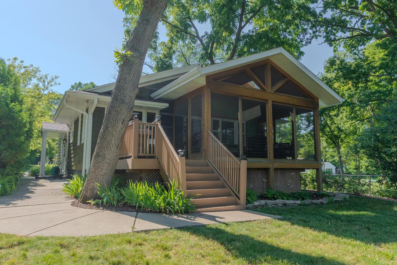 2712 Nagawicka Ave, Delafield, WI 53018