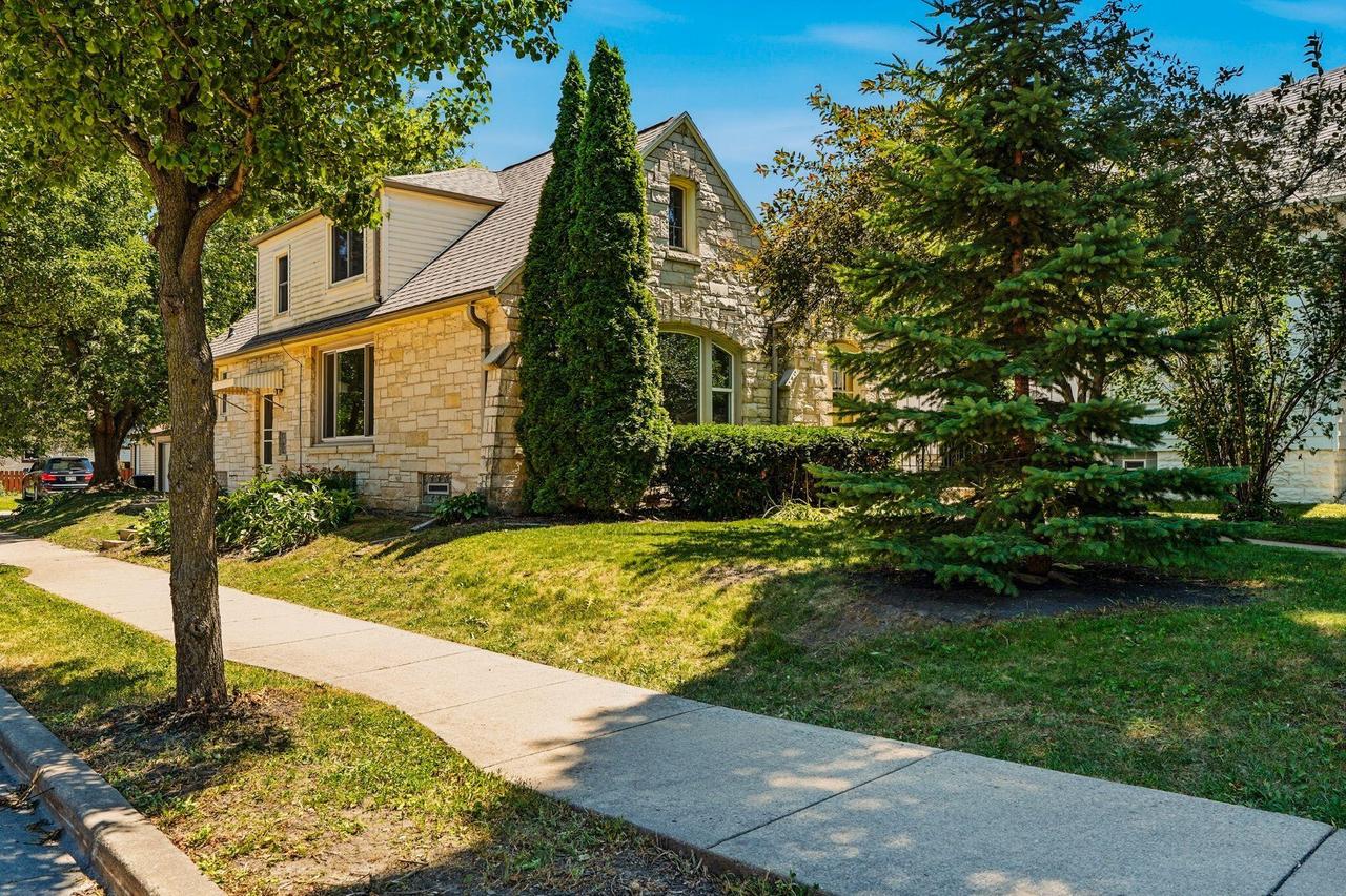 2202 S 70th St, West Allis, WI 53219