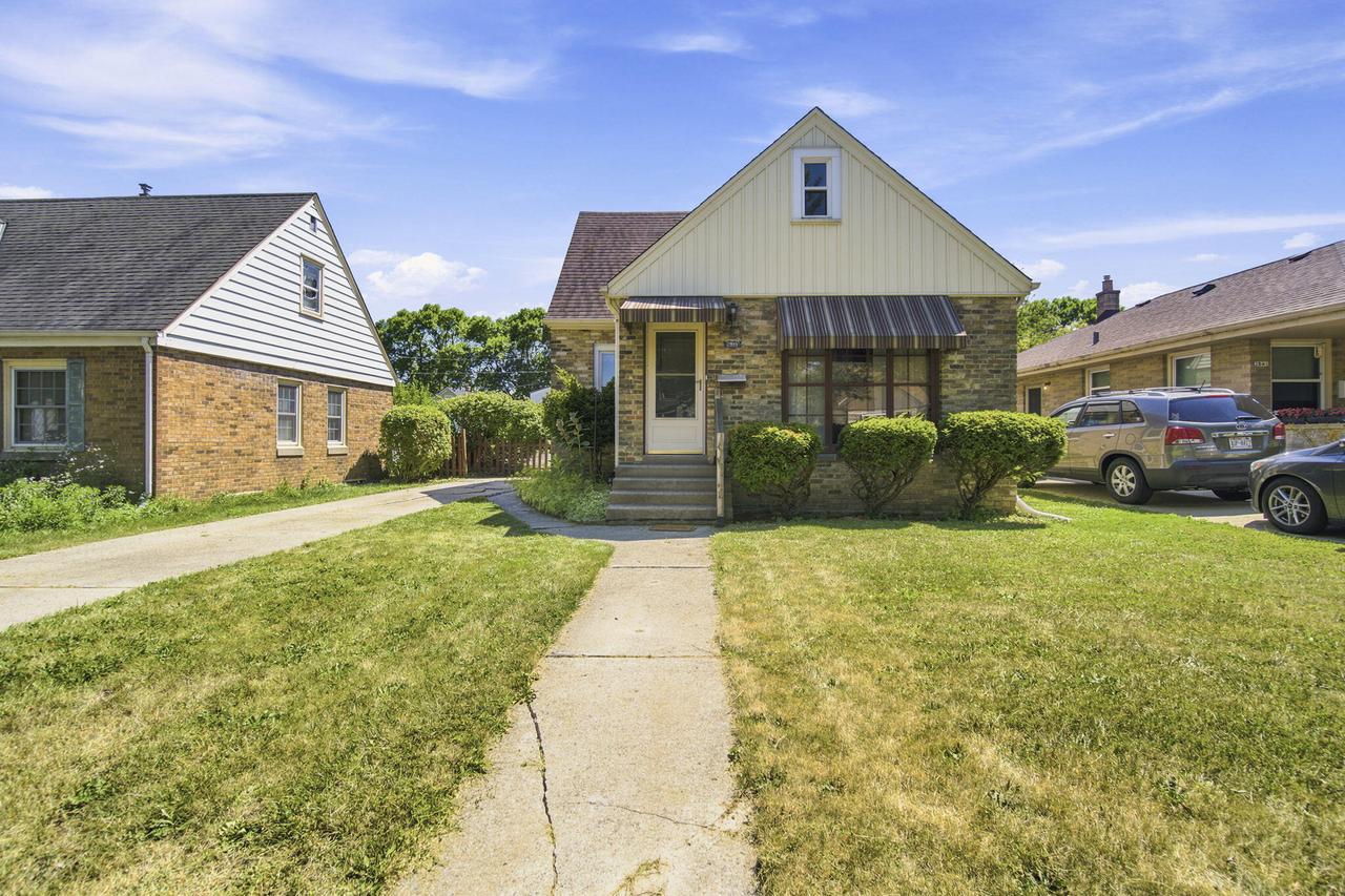 2915 E Allerton Ave, Saint Francis, WI 53235