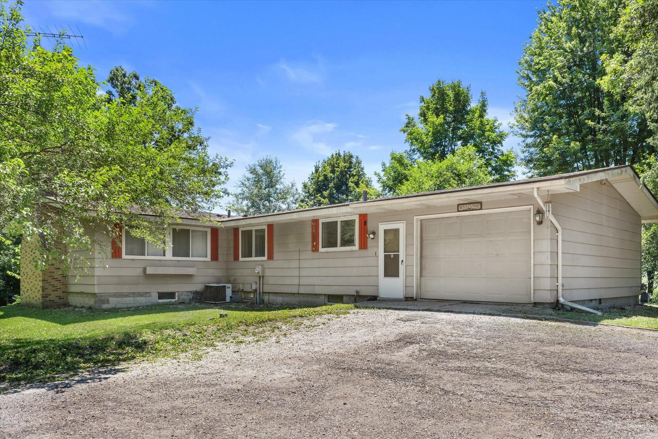 W347S7680 Sprague Rd, Eagle, WI 53119